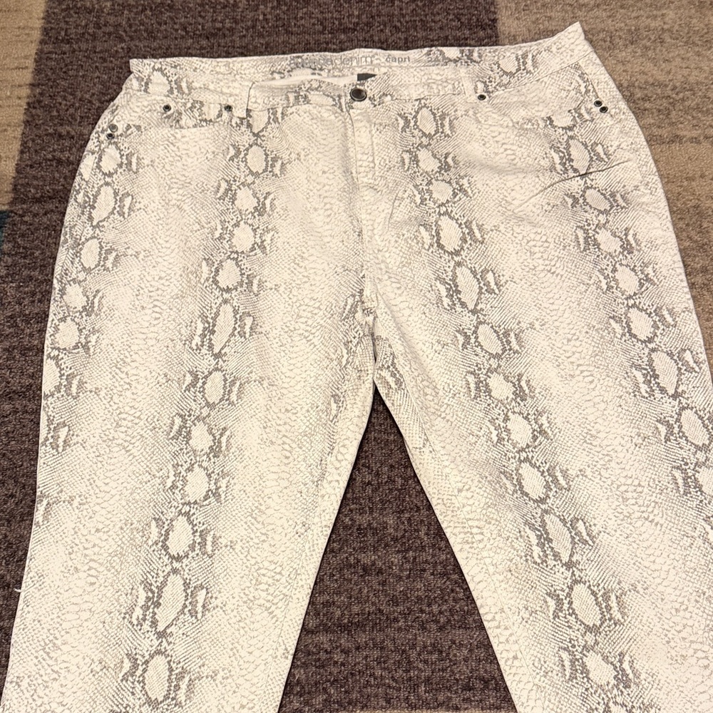 Avenue Denim Women's Snake Print Capri pants Size 24